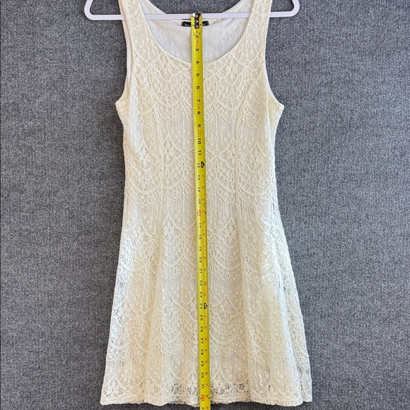 You Are Not Alone Cream Lace Lined Dress Size Medium - Picture 9 of 13